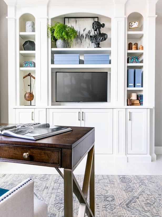 Foto de despacho minimalista de tamaño medio con paredes beige, suelo de madera clara, escritorio independiente y suelo blanco