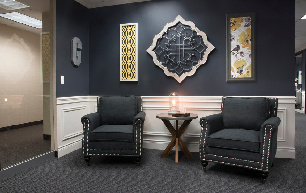 На фото: кабинет среднего размера в стиле неоклассика (современная классика) с серыми стенами, ковровым покрытием, встроенным рабочим столом и серым полом без камина