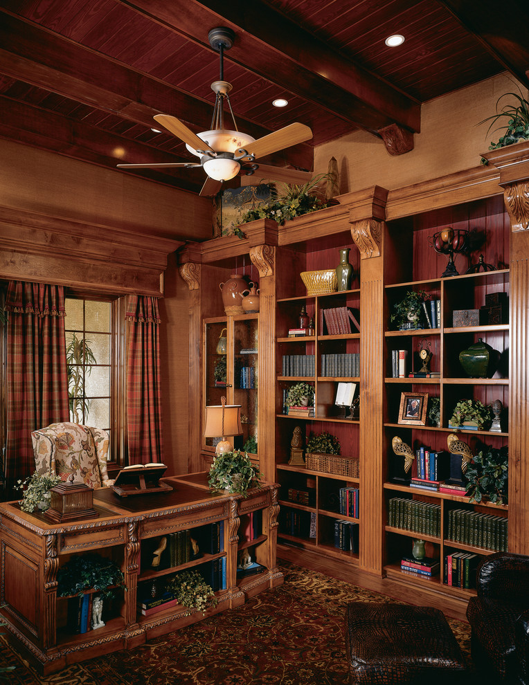 Großes Retro Arbeitszimmer mit Arbeitsplatz, brauner Wandfarbe, Teppichboden und freistehendem Schreibtisch in Tampa