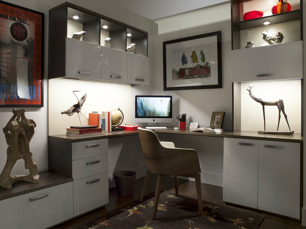 Ispirazione per un grande ufficio minimalista con pareti bianche, pavimento in legno massello medio e scrivania incassata