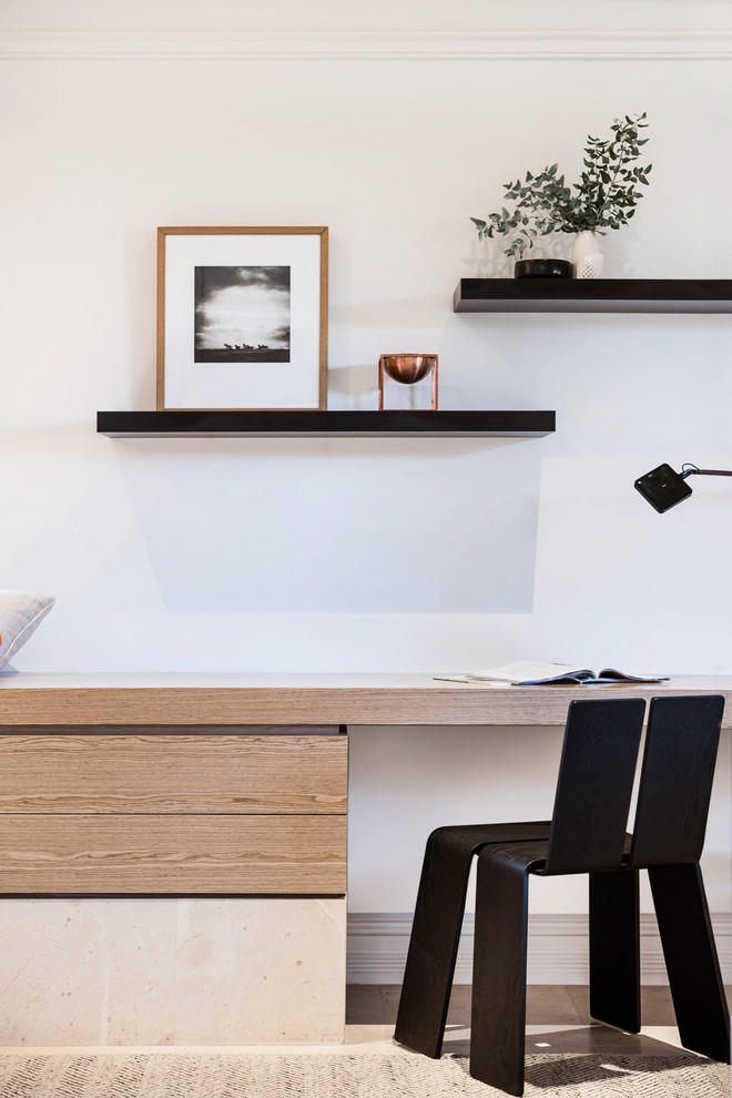 Modelo de despacho actual con paredes blancas, suelo de madera clara y escritorio empotrado