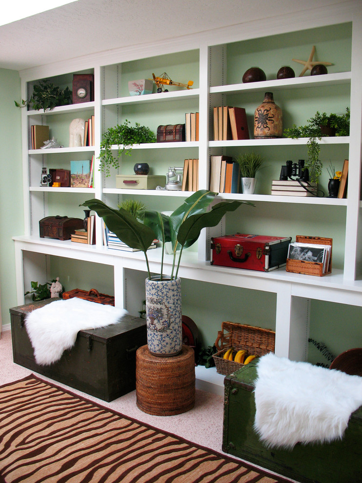 Modelo de despacho de estilo de casa de campo con paredes verdes y moqueta
