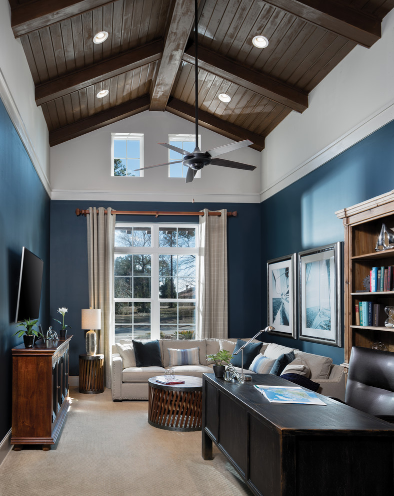 Geräumiges Klassisches Arbeitszimmer mit Arbeitsplatz, blauer Wandfarbe, Teppichboden und freistehendem Schreibtisch in Tampa