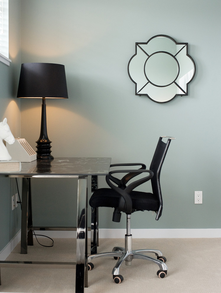 Ispirazione per un ufficio design di medie dimensioni con pareti blu, moquette e scrivania autoportante