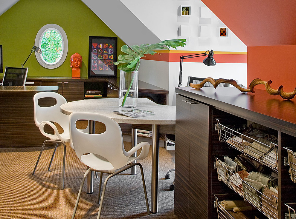 Imagen de despacho actual con paredes verdes, moqueta y escritorio independiente