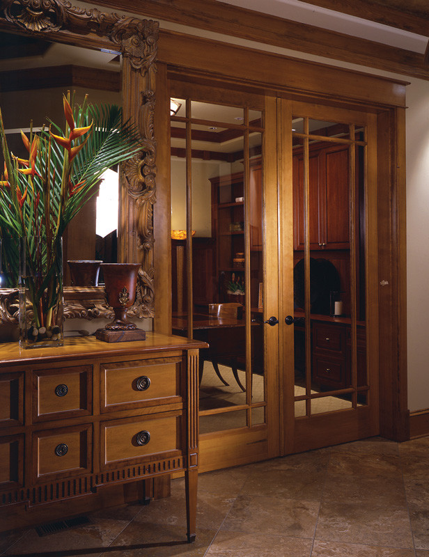 Foto de despacho tradicional de tamaño medio sin chimenea con paredes beige y suelo de madera en tonos medios