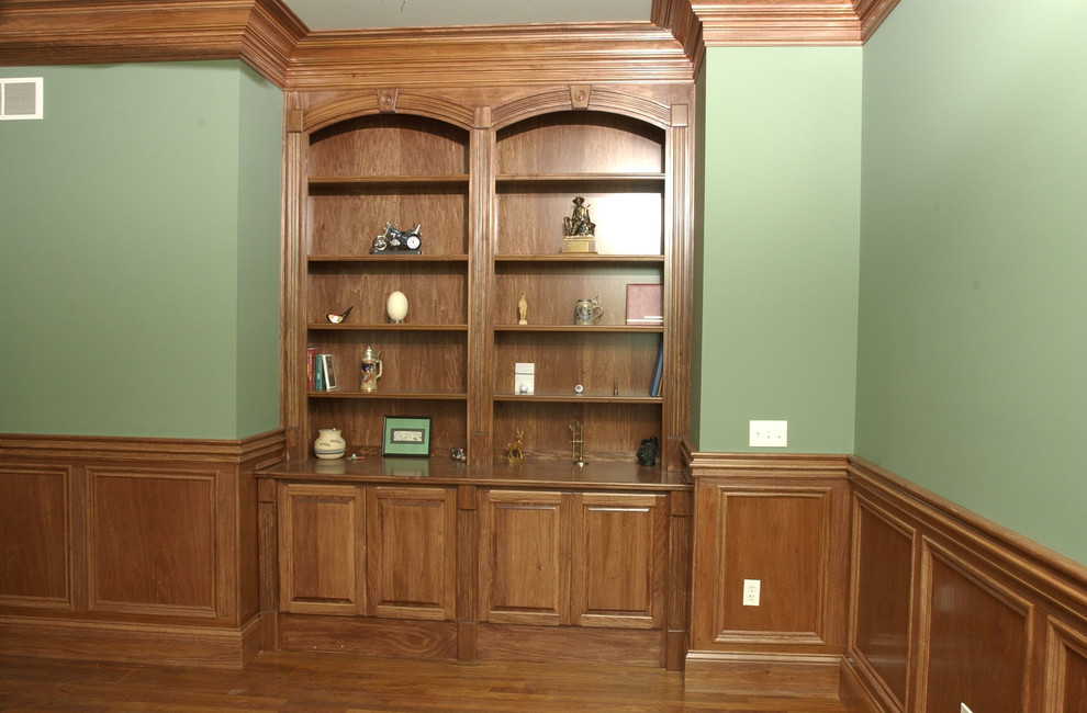 Großes Uriges Arbeitszimmer mit grüner Wandfarbe, dunklem Holzboden, Kamin, gefliester Kaminumrandung und freistehendem Schreibtisch in Louisville