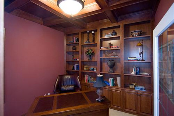 Foto de despacho de tamaño medio con paredes rojas y escritorio independiente