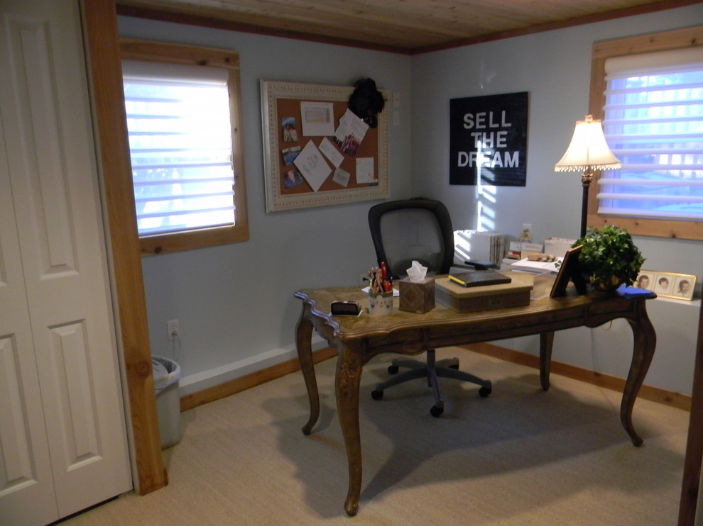 Immagine di un ufficio shabby-chic style con moquette, nessun camino, scrivania autoportante e pareti blu