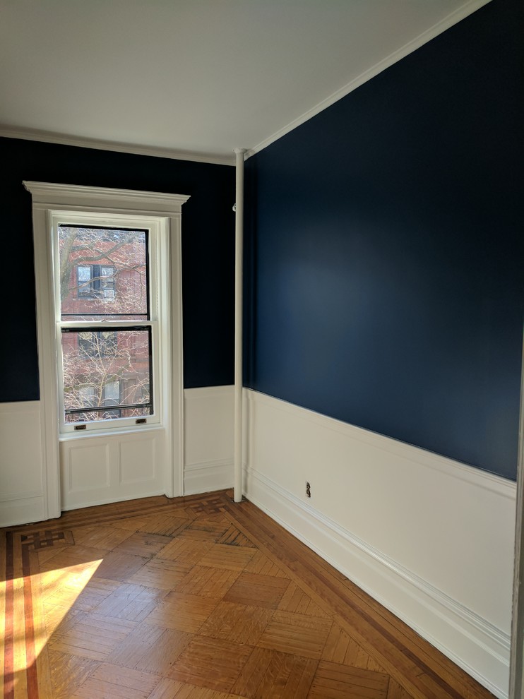 Пример оригинального дизайна: кабинет среднего размера в классическом стиле с синими стенами, светлым паркетным полом и коричневым полом без камина