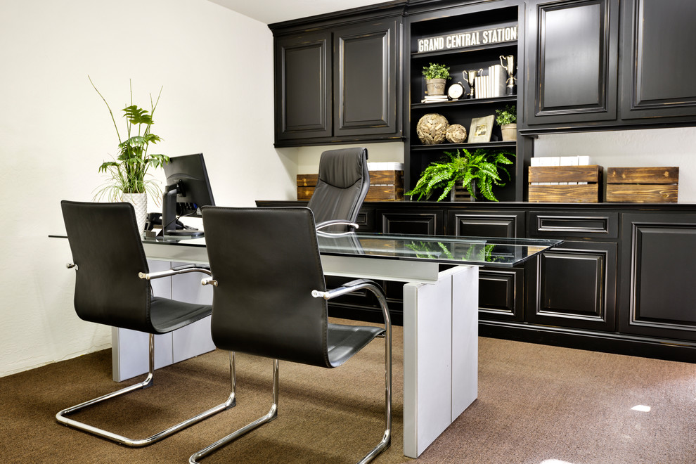 Inspiration pour un bureau design de taille moyenne avec un mur blanc, moquette, un bureau indépendant et un sol beige.