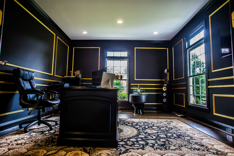 Imagen de despacho contemporáneo grande sin chimenea con paredes negras, suelo de madera oscura y escritorio independiente
