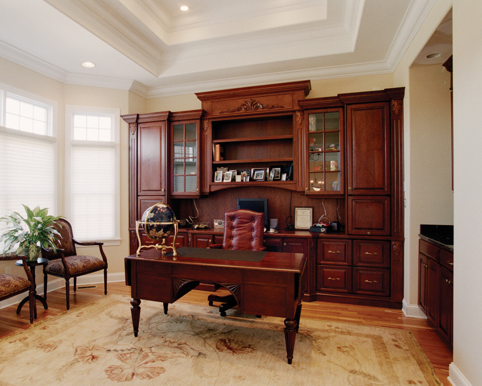 Aménagement d'un bureau classique de taille moyenne avec un mur beige, un sol en bois brun, aucune cheminée et un bureau indépendant.