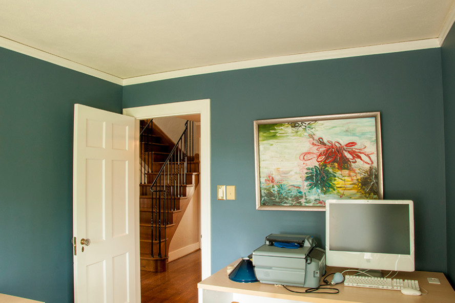 Inspiration för ett mellanstort eklektiskt arbetsrum, med blå väggar, mellanmörkt trägolv och ett fristående skrivbord