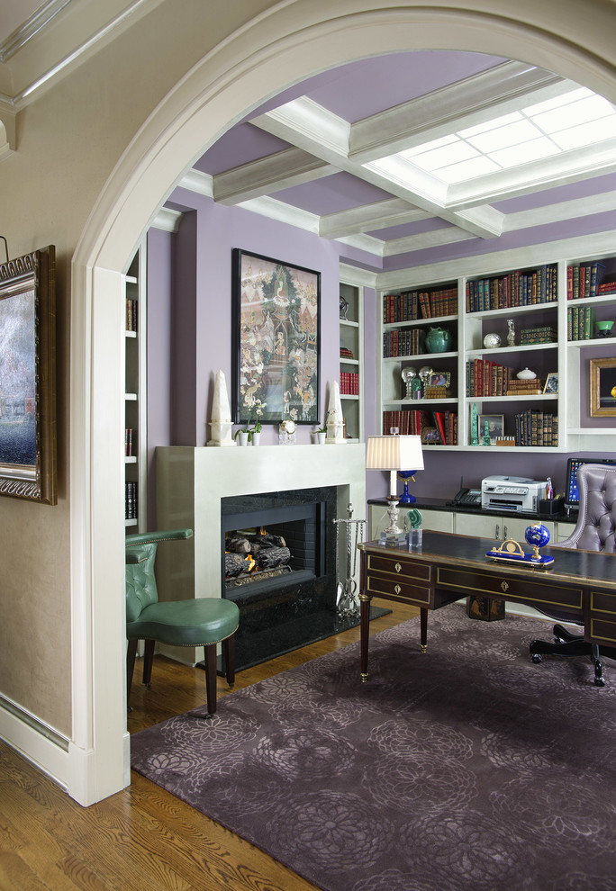 オクラホマシティにあるトラディショナルスタイルのおしゃれなホームオフィス・書斎 (紫の壁) の写真