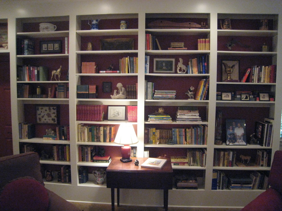 Idee per uno studio classico di medie dimensioni con libreria e pareti rosse