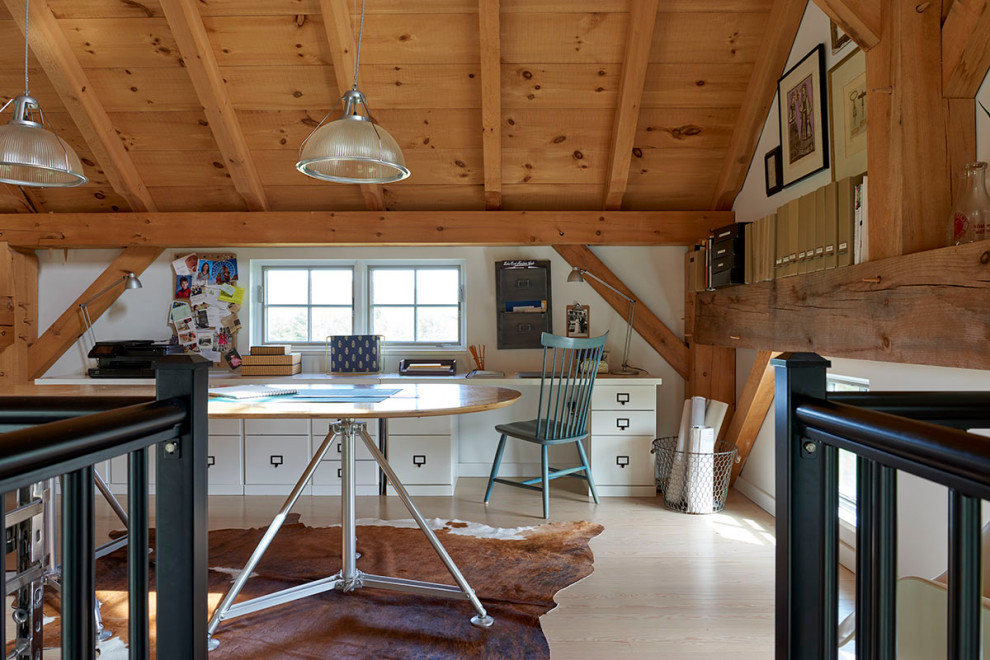 Großes Landhausstil Arbeitszimmer mit weißer Wandfarbe, hellem Holzboden, Einbau-Schreibtisch und freigelegten Dachbalken