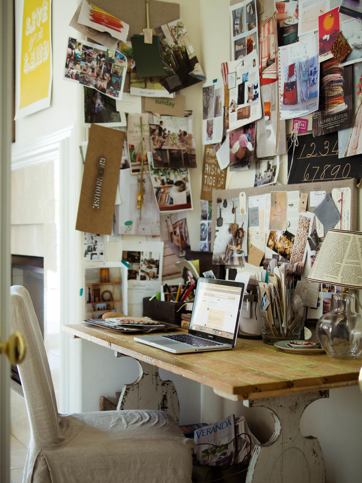 Cette photo montre un bureau chic avec un mur blanc, une cheminée standard et un bureau indépendant.