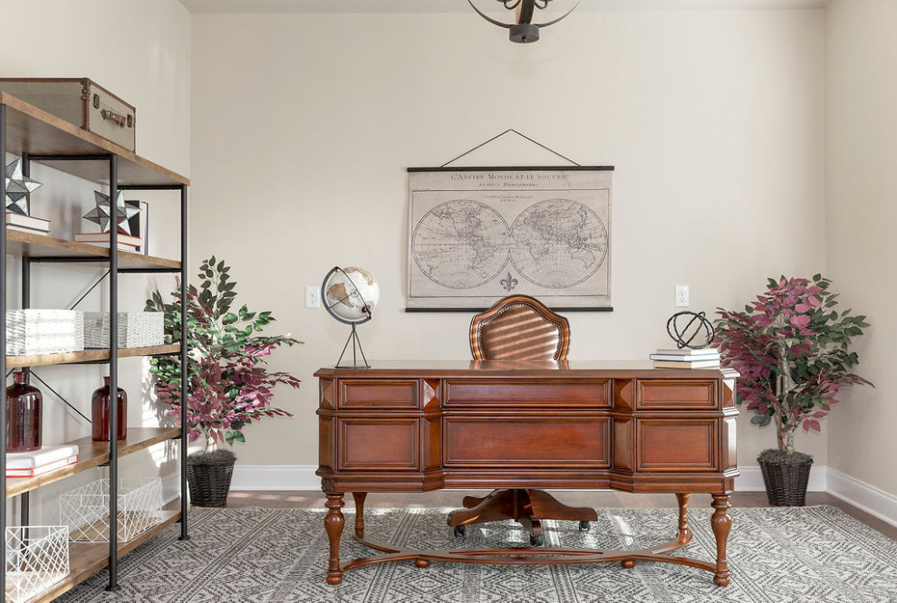 Bild på ett stort vintage hemmastudio, med beige väggar, mellanmörkt trägolv, ett fristående skrivbord och brunt golv