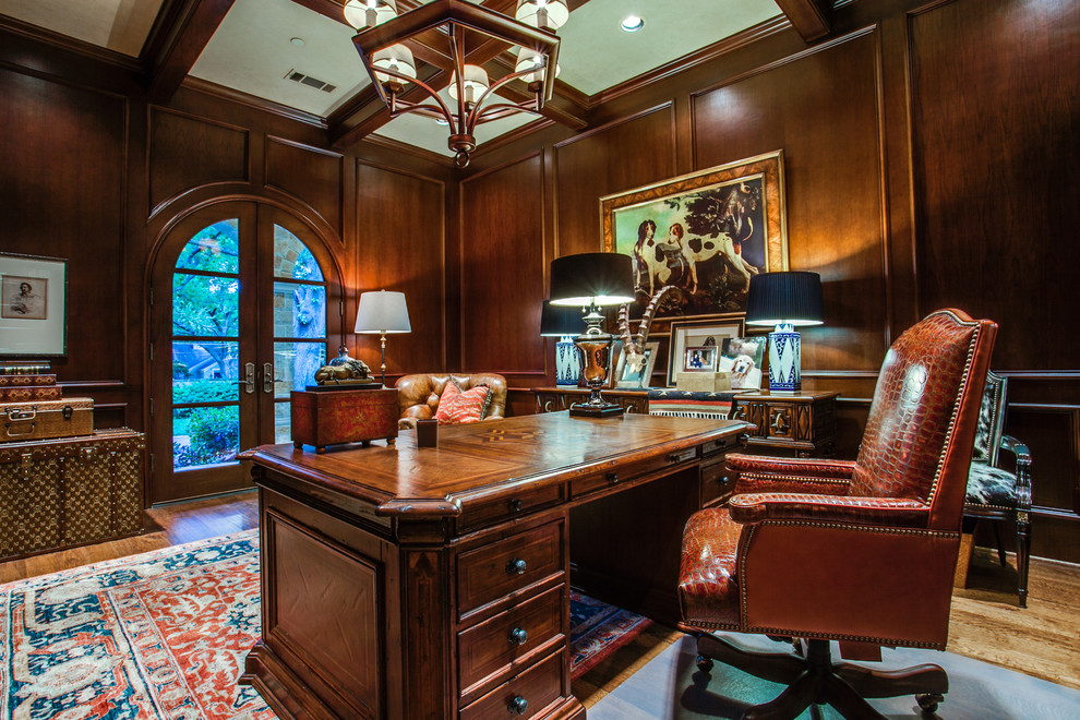 Photo of a classic home office in Dallas.