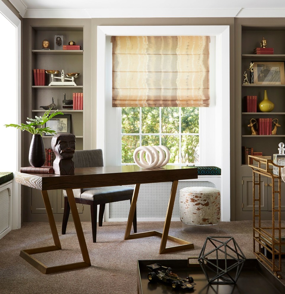 Идея дизайна: рабочее место в стиле неоклассика (современная классика) с ковровым покрытием, отдельно стоящим рабочим столом, бежевым полом и серыми стенами