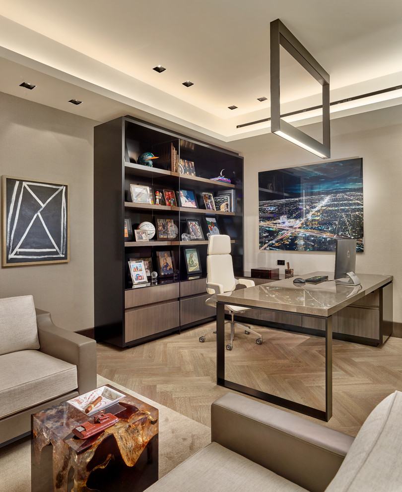 Modernes Arbeitszimmer mit Arbeitsplatz, beiger Wandfarbe, hellem Holzboden, freistehendem Schreibtisch und beigem Boden in Miami