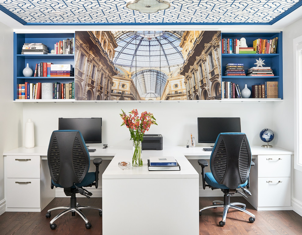 Foto di un ufficio tradizionale di medie dimensioni con pareti bianche, nessun camino, scrivania incassata, pavimento marrone e parquet scuro