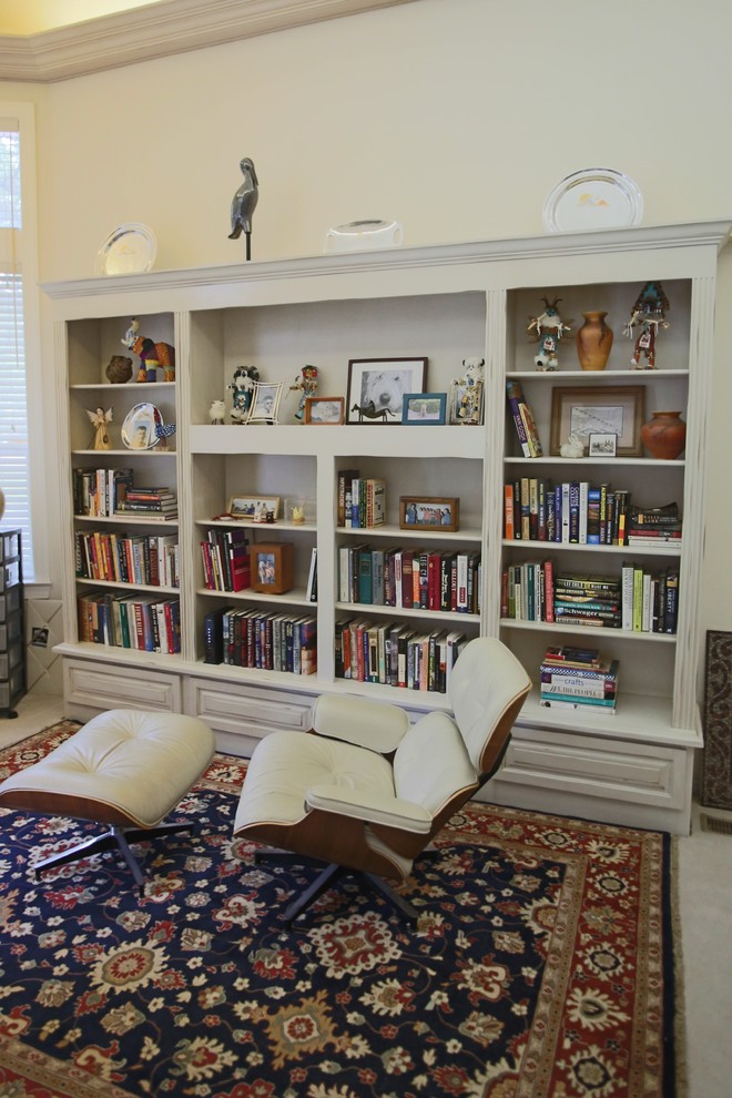 Idéer för mellanstora vintage hemmabibliotek, med vita väggar och heltäckningsmatta