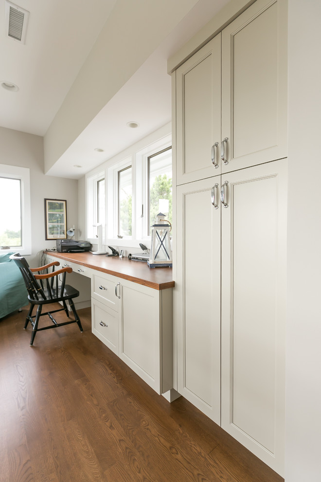 Источник вдохновения для домашнего уюта: кабинет в морском стиле с серыми стенами, паркетным полом среднего тона и встроенным рабочим столом