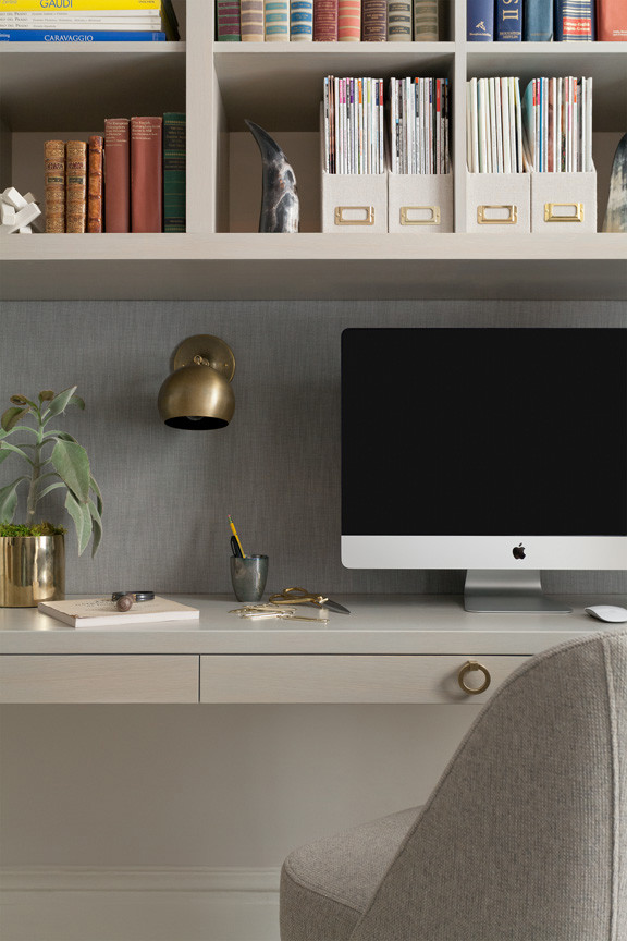 Cette photo montre un petit bureau tendance avec un mur blanc, moquette, aucune cheminée et un bureau intégré.