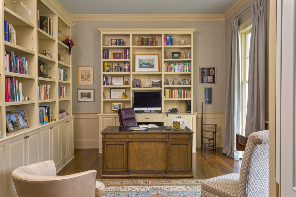 Idee per un ufficio tradizionale di medie dimensioni con pareti blu, pavimento in legno massello medio, nessun camino e scrivania autoportante