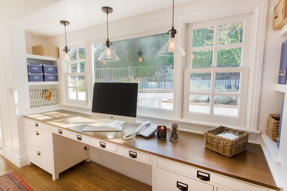 Стильный дизайн: кабинет в классическом стиле с встроенным рабочим столом и белыми стенами - последний тренд