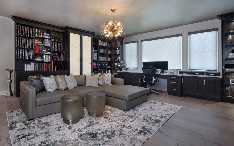 Источник вдохновения для домашнего уюта: домашняя библиотека среднего размера в современном стиле с серыми стенами, светлым паркетным полом, встроенным рабочим столом и серым полом