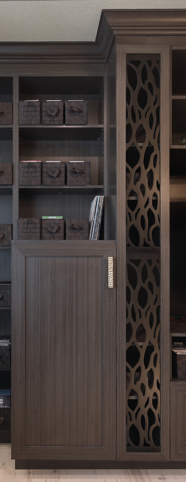 Cette image montre un bureau design de taille moyenne avec une bibliothèque ou un coin lecture, un mur gris, parquet clair, un bureau intégré et un sol gris.