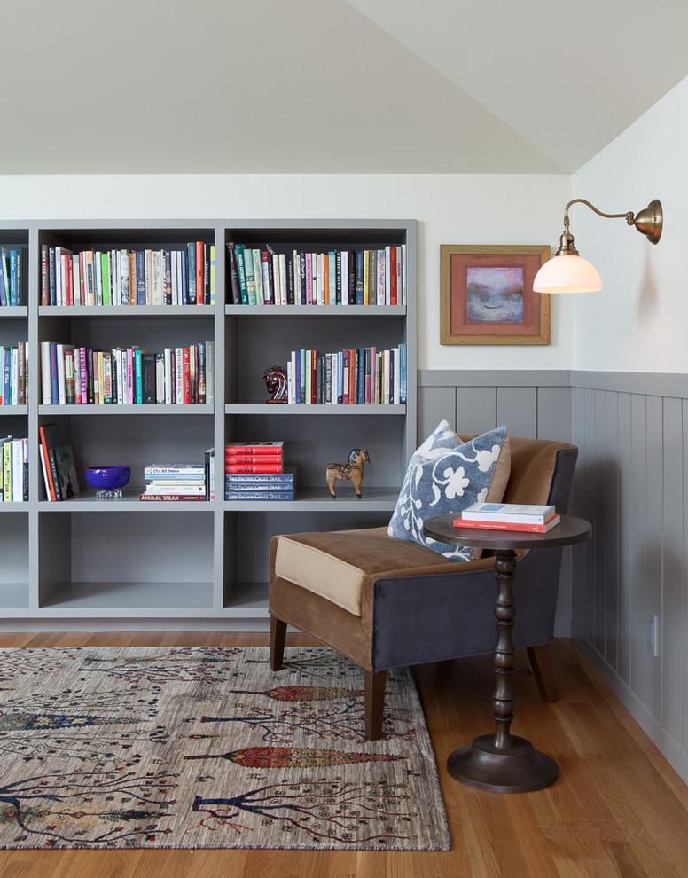 Idéer för stora vintage arbetsrum, med ett bibliotek, grå väggar och mellanmörkt trägolv