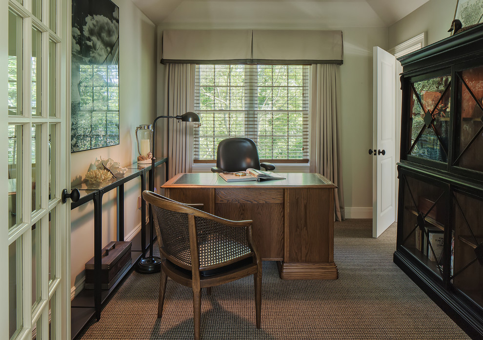 Modelo de despacho tradicional renovado pequeño con biblioteca, paredes grises, moqueta, escritorio independiente y suelo multicolor