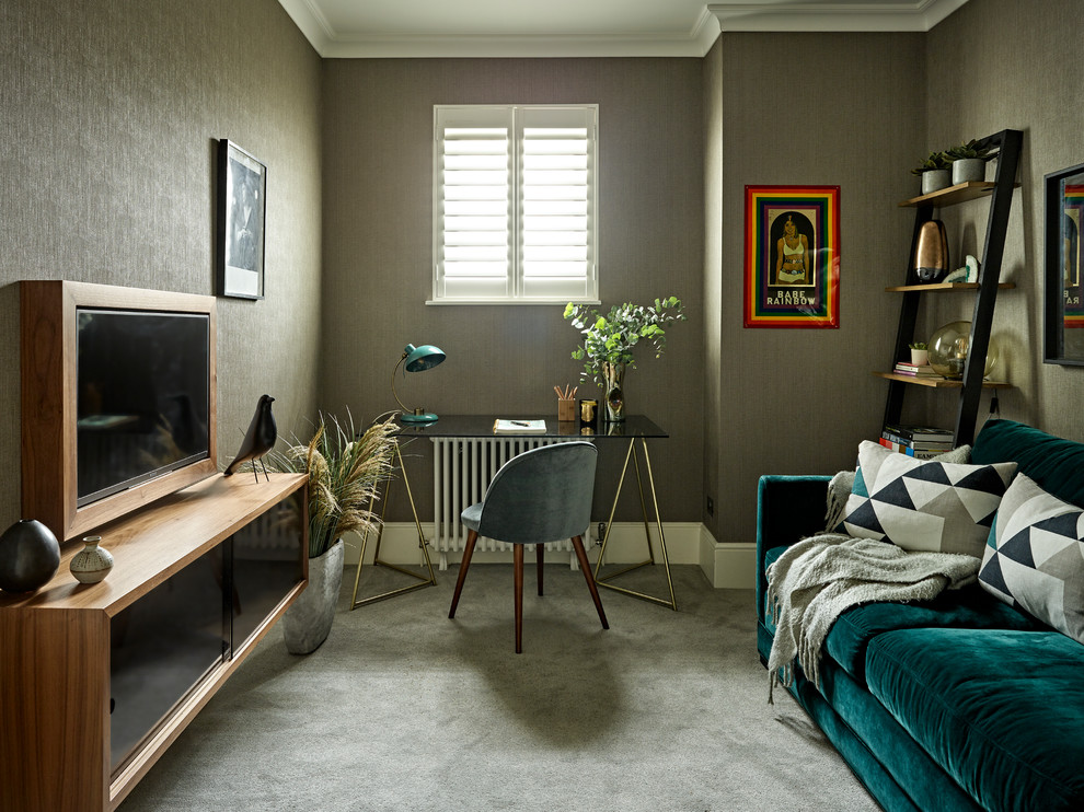Eklektisches Arbeitszimmer mit brauner Wandfarbe, Teppichboden, freistehendem Schreibtisch und grauem Boden in London