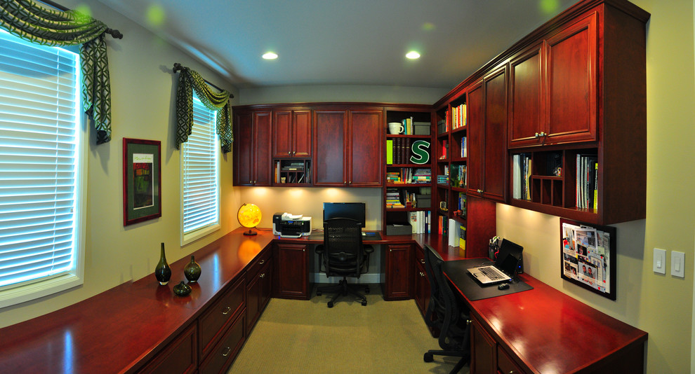 Modelo de despacho tradicional renovado pequeño sin chimenea con paredes beige, moqueta y escritorio empotrado