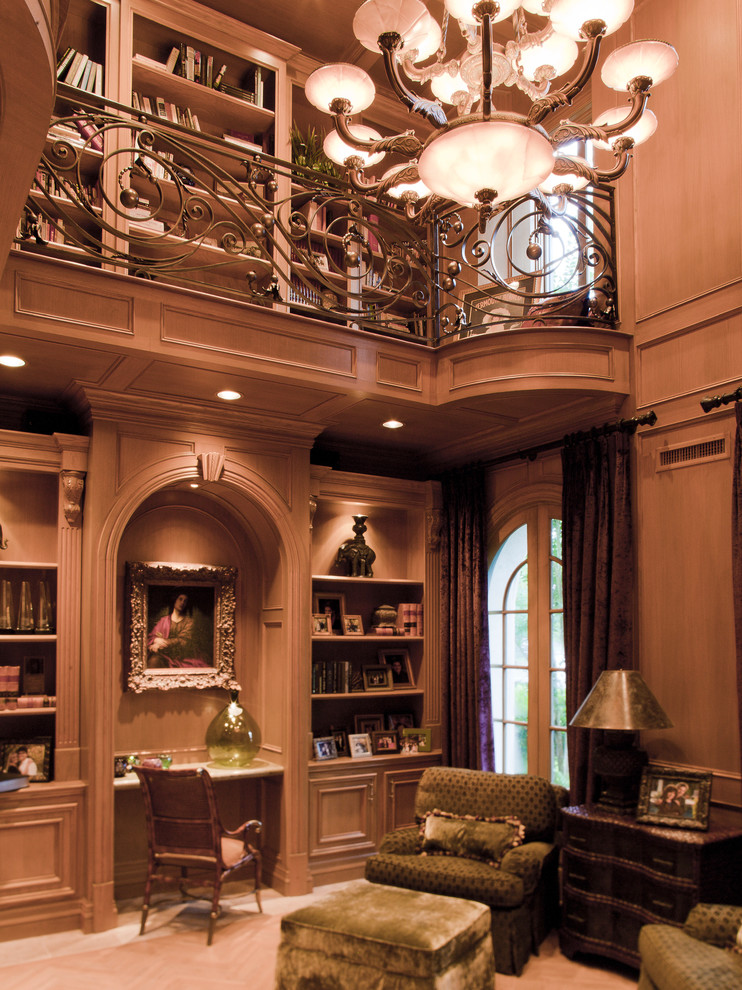 Источник вдохновения для домашнего уюта: огромный домашняя библиотека в классическом стиле с коричневыми стенами и встроенным рабочим столом