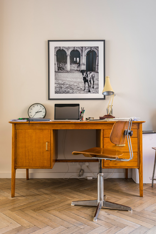 Skandinavisches Arbeitszimmer mit Arbeitsplatz, beiger Wandfarbe, hellem Holzboden und freistehendem Schreibtisch in London
