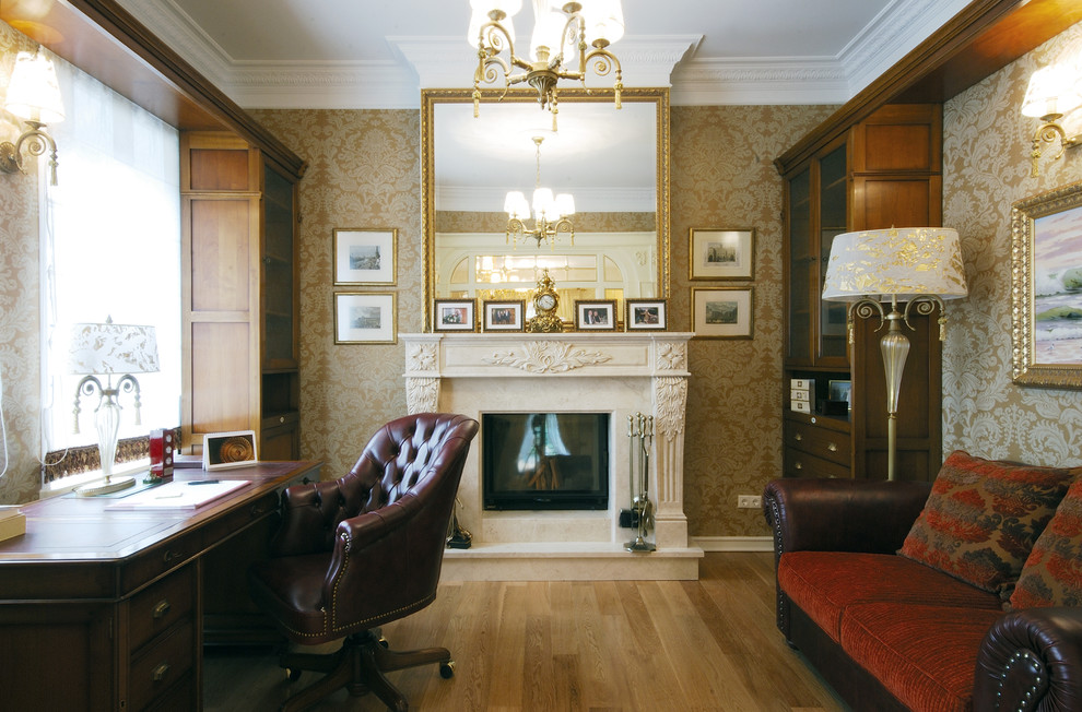Cette image montre un bureau traditionnel de taille moyenne et de type studio avec un mur marron, un sol en bois brun, une cheminée standard, un manteau de cheminée en pierre et un bureau indépendant.