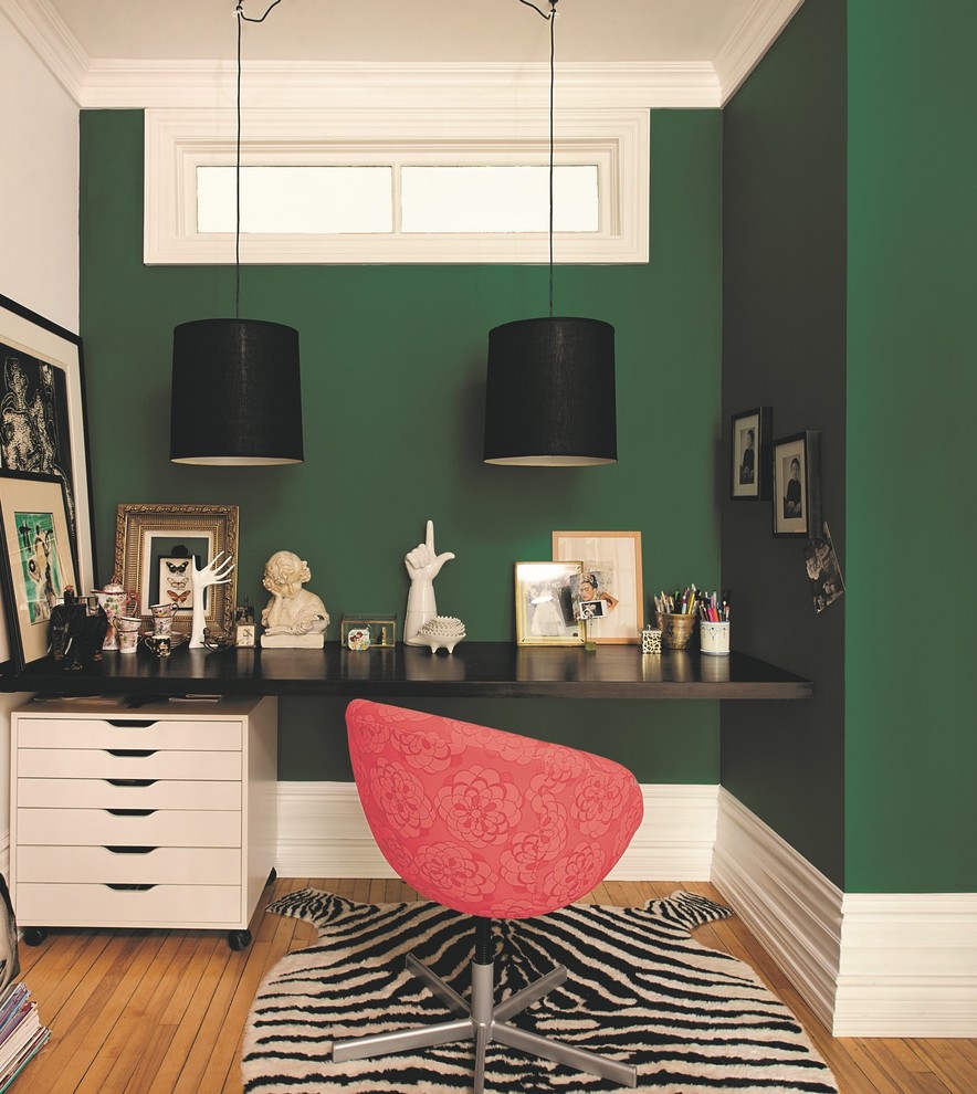 他の地域にあるコンテンポラリースタイルのおしゃれなホームオフィス・書斎 (緑の壁) の写真