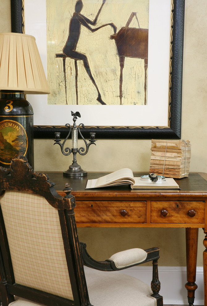 Foto på ett vintage arbetsrum, med beige väggar och ett fristående skrivbord