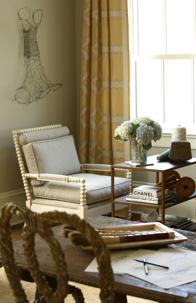 Immagine di uno studio chic con pareti beige, pavimento in legno massello medio e scrivania autoportante