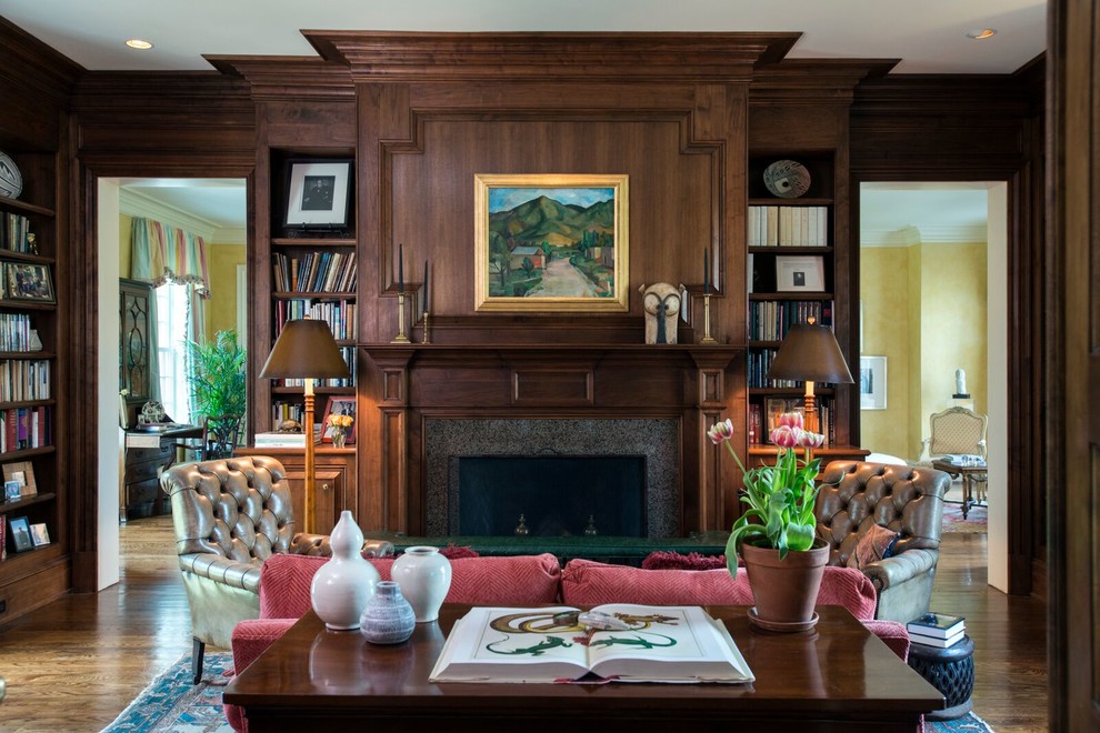 Klassisches Lesezimmer mit brauner Wandfarbe, braunem Boden, dunklem Holzboden, Kamin und freistehendem Schreibtisch in Nashville