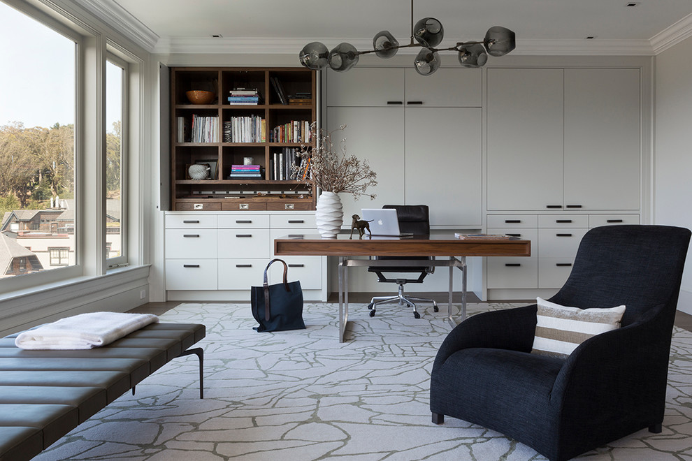 Modernes Arbeitszimmer mit grauer Wandfarbe, dunklem Holzboden und freistehendem Schreibtisch in San Francisco