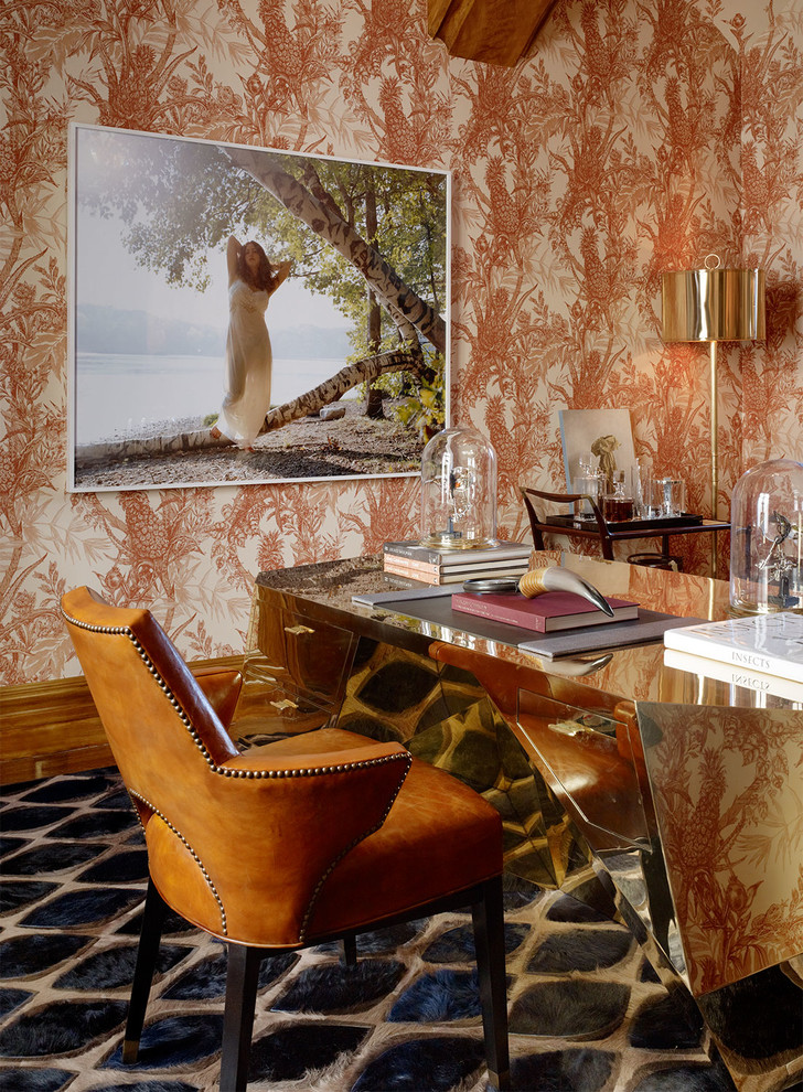 Inredning av ett eklektiskt mellanstort arbetsrum, med orange väggar, mellanmörkt trägolv, ett fristående skrivbord och brunt golv