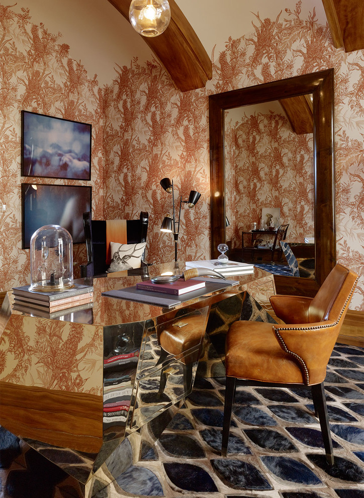 サンフランシスコにある中くらいなエクレクティックスタイルのおしゃれなホームオフィス・書斎 (オレンジの壁、無垢フローリング、暖炉なし、自立型机、茶色い床) の写真