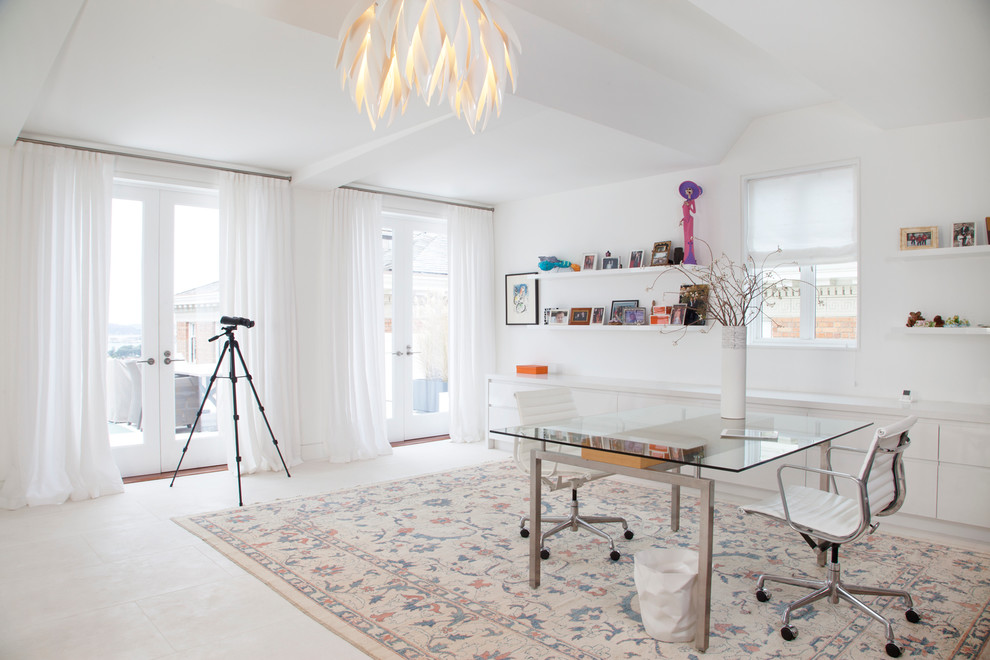 Ejemplo de despacho actual sin chimenea con paredes blancas, escritorio independiente y suelo blanco