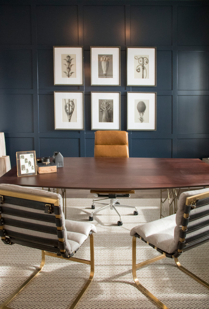 Exemple d'un grand bureau nature avec un mur bleu, moquette, un bureau indépendant et un sol marron.